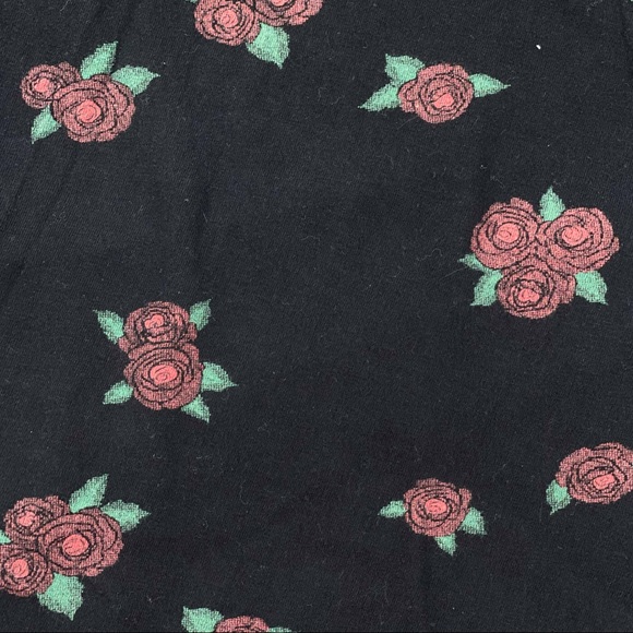 Darling Blue size medium cropped short sleeve black shirt with red & green roses - Picture 3 of 8